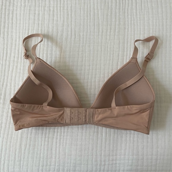 SKIMS Wireless Form T-Shirt Demi Bra - Picture 7 of 9